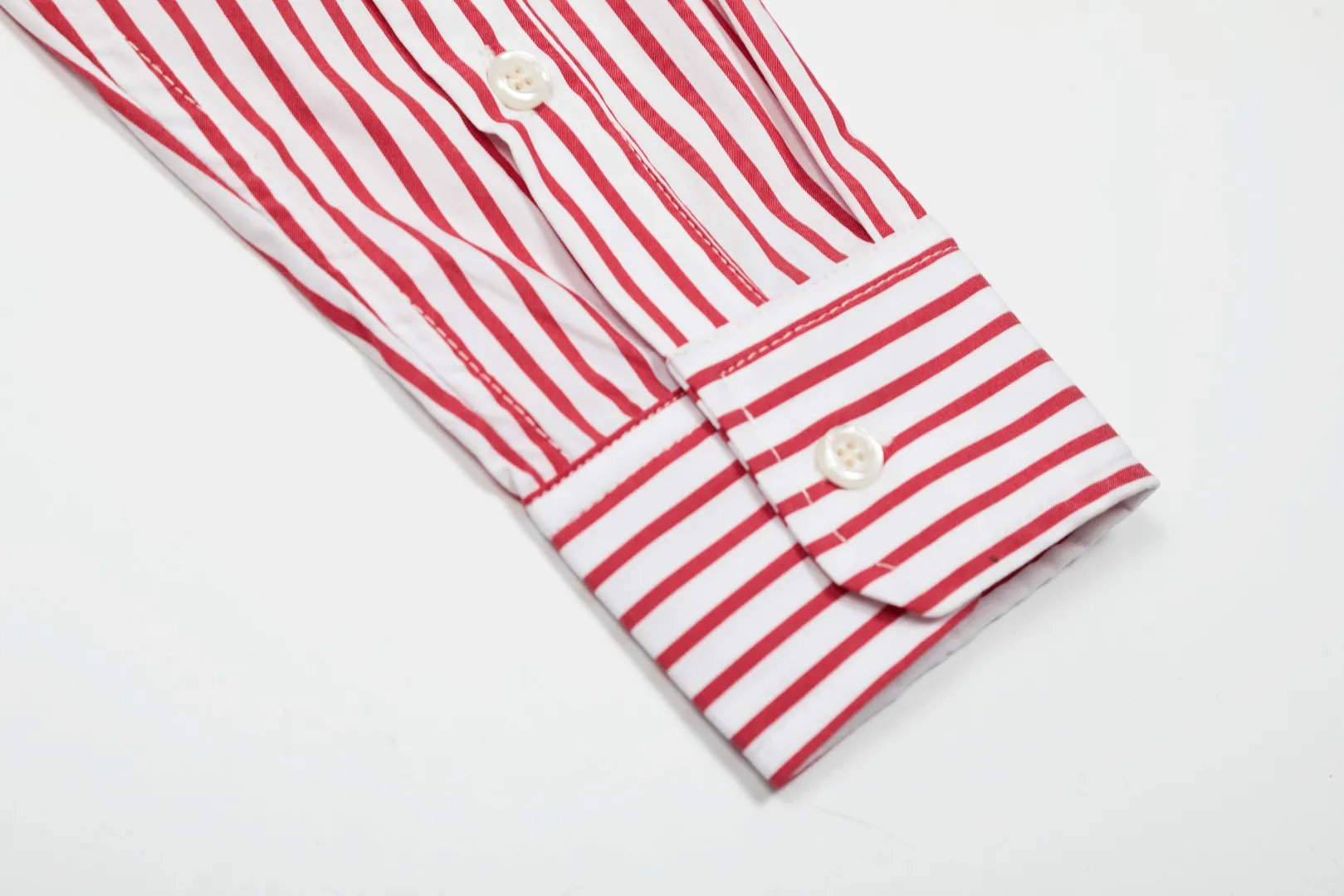 P260 💰 "Top quality" Style number: 8082# [Ralph Lauren classic basic new old money style striped shirt long sleeves] ✅Ralph Lauren Ralph Lauren colorful style old money style cotton poplin striped casual shirt long sleeves ✅Top ceiling quality ZP original development You can compare with the real thing at will ✅100% restored workmanship The entire garment is covered with seams and clean edges Curved triangular bifurcation ✅100% cotton poplin cotton Smooth to the touch Pre-car wash treatment The yarn is tighter ✅Customized dyed original pearlescent white bottom buttons, large and small zoning, vertical phoenix eyelets ✅Special shaped chiffon foil inside the collar door tube, not easy to deform and pull ✅Refreshing colorful striped shirt, salty or sweet, daily travel, extremely high production rate, customized style ✅The upper body looks much better than the real thing, can be worn alone or worn in all seasons, highly recommended for goddesses, size: S-XL, color: red, blue, green